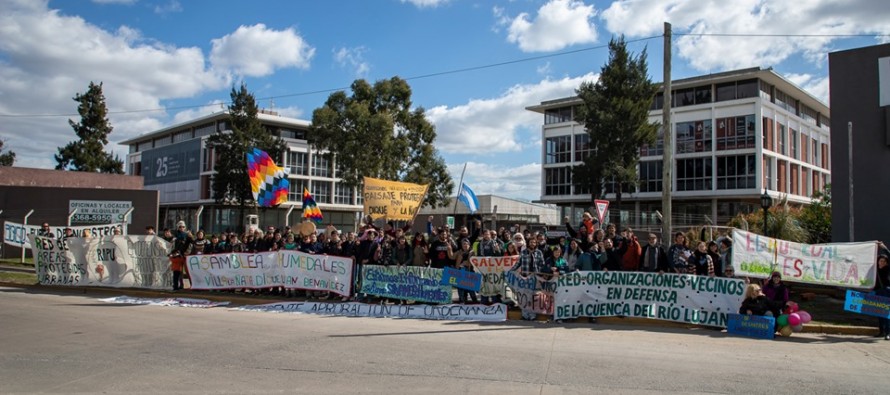 Protesta frente a las oficinas de Eidico en defensa de los humedales