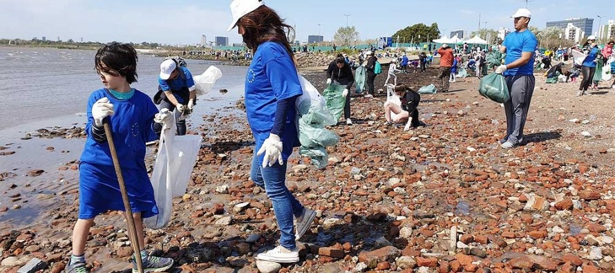 Vicente López: limpian orilla del Río de la Plata por el Día Internacional de la Limpieza de Playas