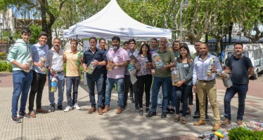 Se presentó la iniciativa «Botellas de amor» en la Plaza San Martín
