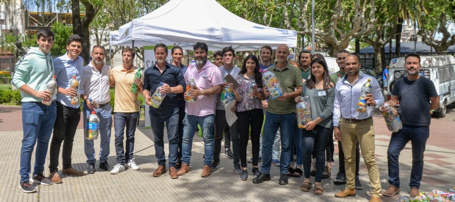 Se presentó la iniciativa «Botellas de amor» en la Plaza San Martín