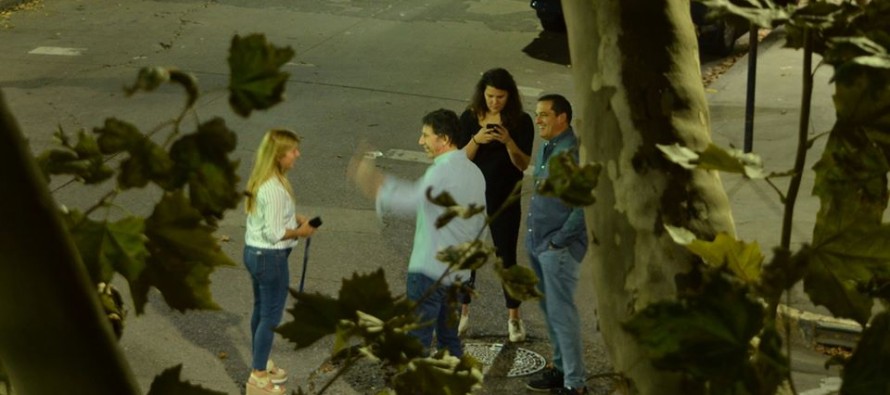 Haz lo que digo pero no lo que hago: Gustavo Posse fue cuestionado por sacarse fotos en la vía pública en plena cuarentena