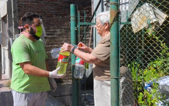 San Fernando: el Municipio reutiliza las botellas plásticas para entregar lavandina en los barrios