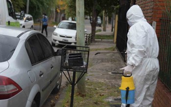 San Fernando desinfecta frentes de casas y comercios para prevenir el coronavirus