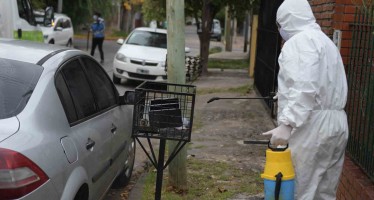 San Fernando desinfecta frentes de casas y comercios para prevenir el coronavirus