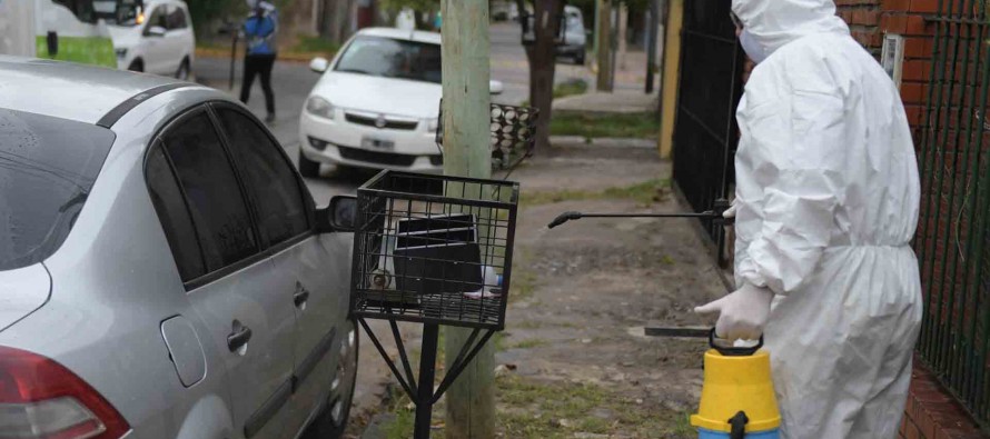 San Fernando desinfecta frentes de casas y comercios para prevenir el coronavirus
