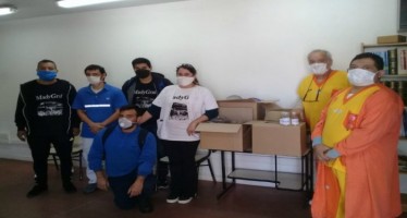 Trabajadores de Madygraf fabrican mascarillas y alcohol en gel y lo donan a hospitales de la zona