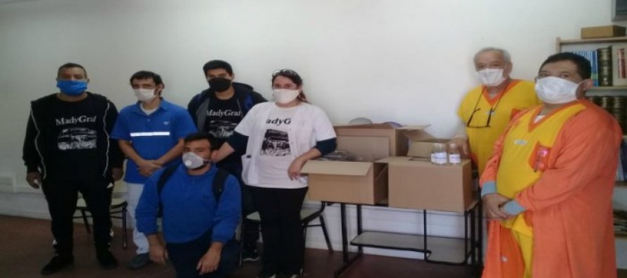 Trabajadores de Madygraf fabrican mascarillas y alcohol en gel y lo donan a hospitales de la zona