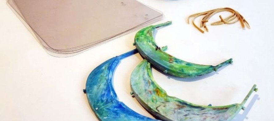 Vicente López: un diseñador industrial fabrica máscaras con tapitas de botellas