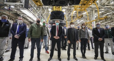 Alberto Fernández y Axel Kicillof recorrieron la planta de Volkswagen en Tigre