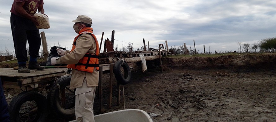 La Prefectura colabora con la asistencia a familias en el delta del Paraná