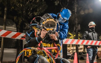 Operativo de inspección de ríos subterráneos con buzos y un minisubmarino de AySA