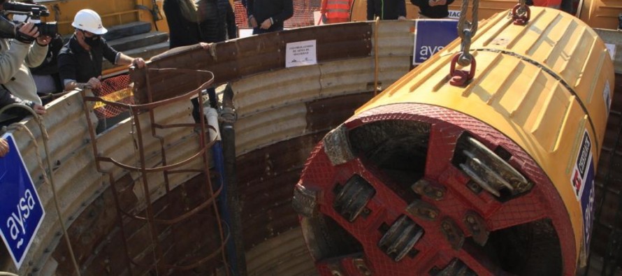 Malena Galmarini y Martín Insaurralde presenciaron la bajada de la tunelera de una obra cloacal en Lomas de Zamora