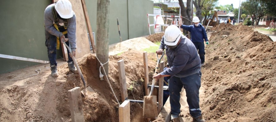 Malena Galmarini y Mariano Cascallares recorrieron una obra de cloaca en Claypole