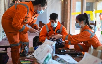 El trabajo de los voluntarios en un centro de aislamiento de San Fernando