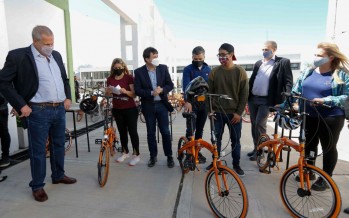 El ministro de Desarrollo Social entregó 1.000 bicicletas a estudiantes en la Universidad de Hurlingham