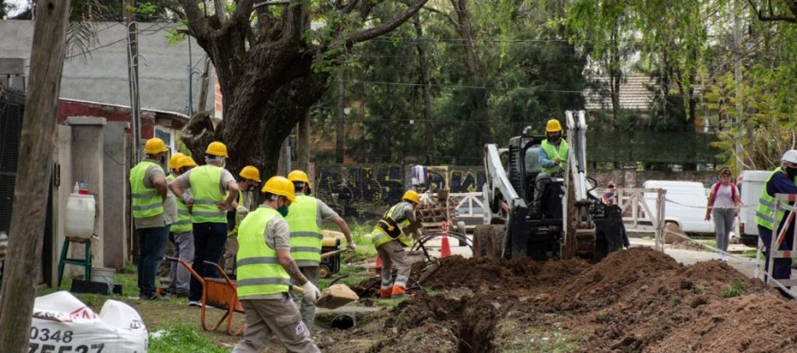 Malena Galmarini supervisó una obra para expandir la red de agua en el barrio “El Arco” en Benavídez