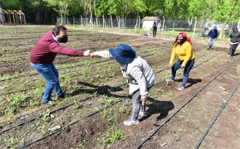 Escobar Sostenible: Sujarchuk recorrió la primera huerta orgánica municipal del distrito