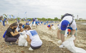 Recolectaron 2.800 kilos de plásticos en una jornada de limpieza del Río de La Plata
