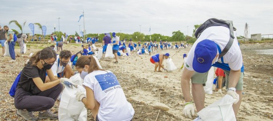 Recolectaron 2.800 kilos de plásticos en una jornada de limpieza del Río de La Plata