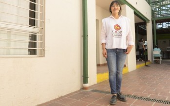 Nació en La Cava, estudió y volvió para fundar una ONG que le devuelve sueños a sus vecinos