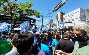 Los trabajadores del Parque de la Costa realizaron una marcha frente a los rumores de cierre