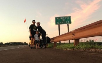 Una familia recorrió mil kilómetros en bici para visitar su tierra natal