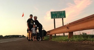 Una familia recorrió mil kilómetros en bici para visitar su tierra natal