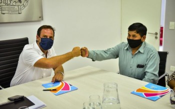 Escobar firma un acuerdo con la colectividad boliviana para avanzar en energía renovable