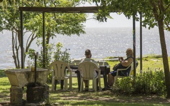 Adultos mayores disfrutan de Puerto Libre, el polideportivo a orillas del río