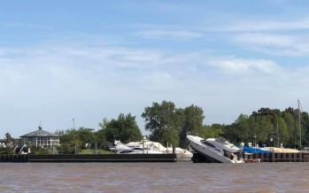 Un yate chocó contra una escollera en San Fernando y se hundió