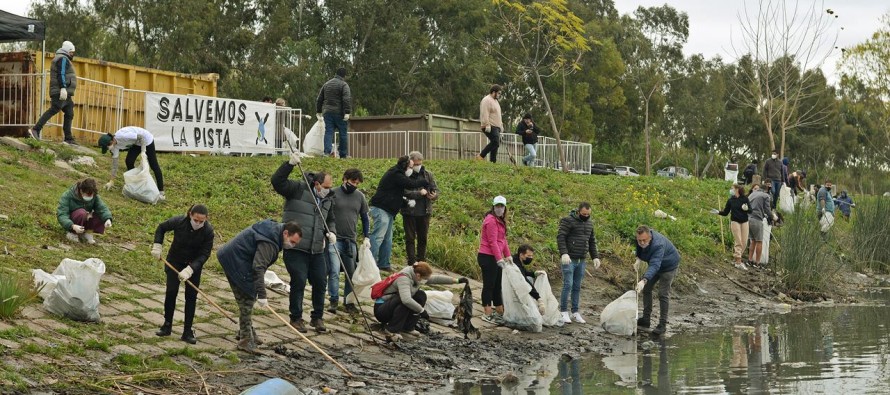 Se realizó una jornada de limpieza en la Pista Nacional de Remo en Tigre