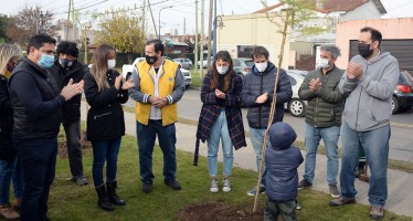 Plantaron 100 árboles en las inmediaciones de la estación López Camelo en homenaje a fallecidos por el Covid-19