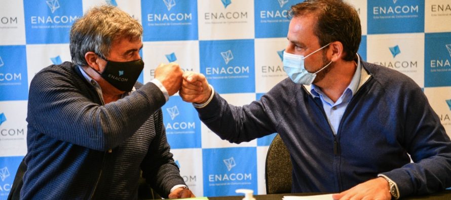 Escobar firmó un convenio con el ENACOM para garantizar el acceso a internet en barrios populares