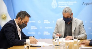 Se firmó un convenio para la construcción de viviendas sustentables para guardaparques