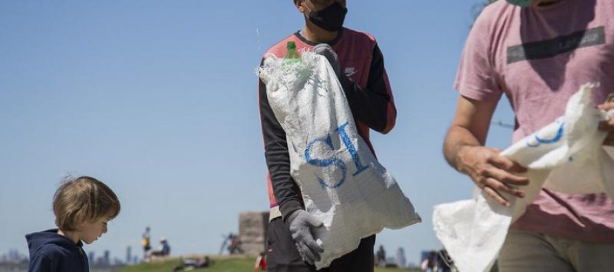 San Isidro: vecinos se juntaron para limpiar la costa del río en la bajada Pacheco