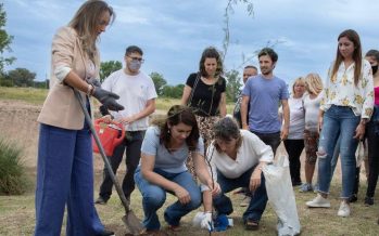 Primera plantación de árboles del programa EcoAySA en Moreno