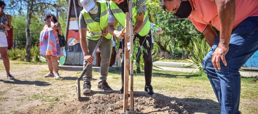 Escobar plantó 2.000 árboles autóctonos de la ecorregión
