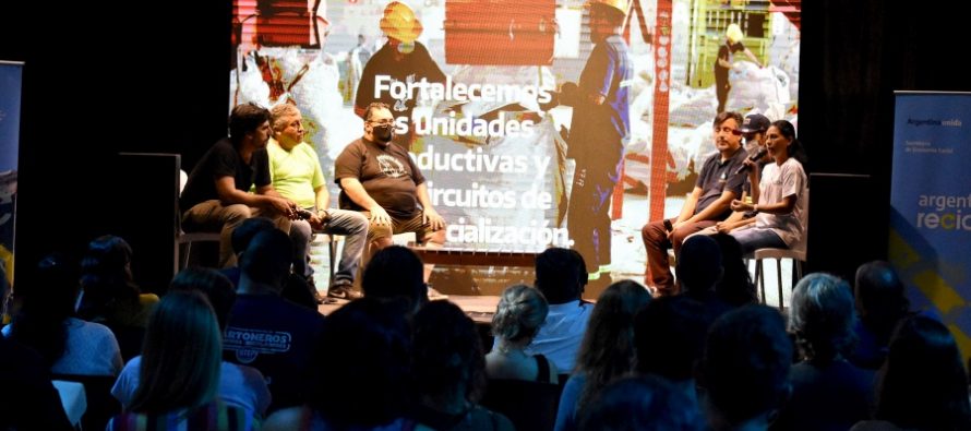 Referentes de cooperativas presentaron una guía de reciclado en Tecnópolis