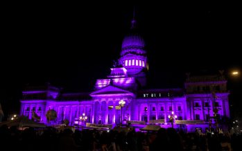 Ni una menos: el Congreso se iluminó de violeta