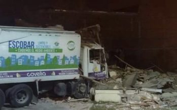 Escobar: un camión de residuos impactó contra una casa