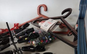 Tigre: con plásticos reciclados, una cooperativa fabrica 500 broches y perchas por hora