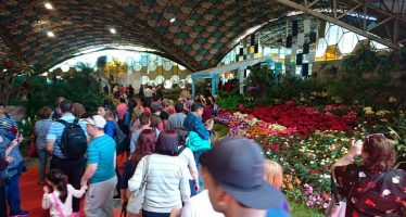 El Presidente visitó la Fiesta Nacional de la Flor y vio con estudiantes «Argentina, 1985»