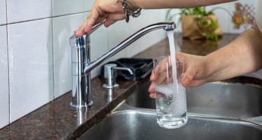 Alerta roja: AySA apela a un cuidado extremo del agua potable frente a las altas temperaturas