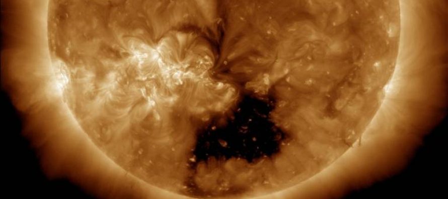 Un agujero solar podría provocar fallas en redes eléctricas, internet, GPS y satélites