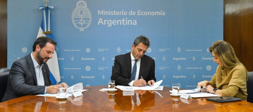 Sergio Massa y Ariel Sujarchuk firmaron un convenio para garantizar el acceso a la red de gas a vecinos de Escobar