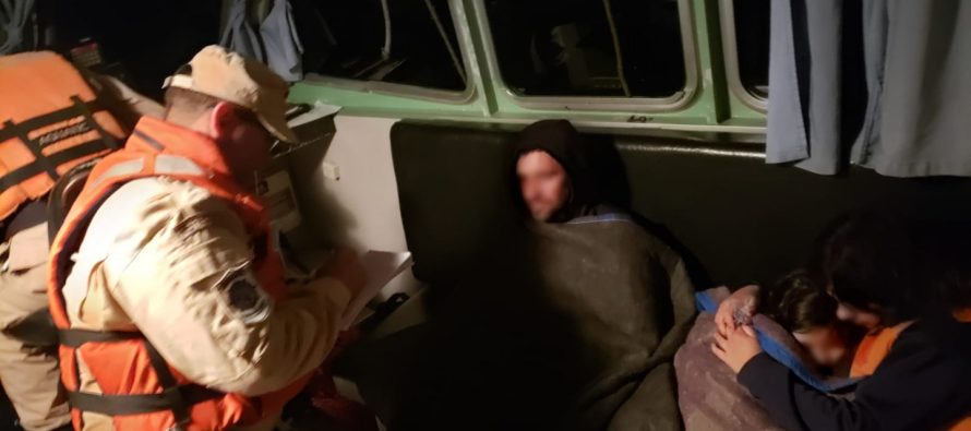 Zárate: Asistieron a una familia que quedó varada tras el hundimiento de su embarcación