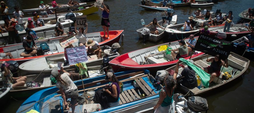 Vecinos de las islas del Delta cortaron el río Tigre para pedir que vuelva la luz