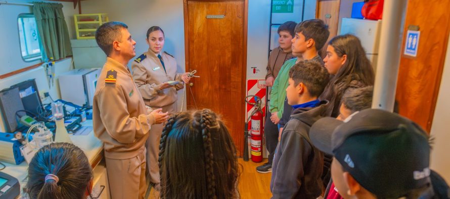 El Barco Laboratorio de Prefectura visitó la Escuela Técnica N°1 del Delta