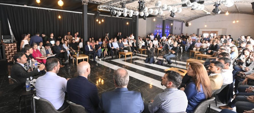 Kicillof recorrió la Expo Escobar Innova y se reunió con empresarios de la región