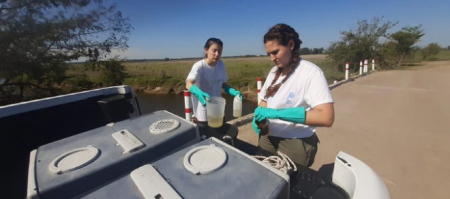 Concluyó la toma de muestras para evaluar la calidad de agua en el Río Luján